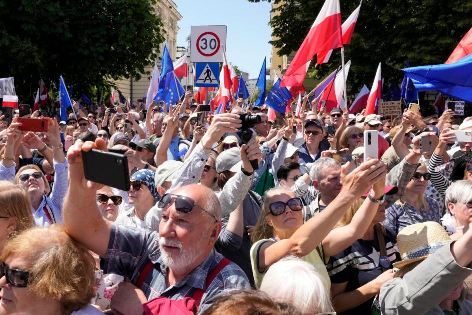 Hundreds of thousands join anti-government march in Poland