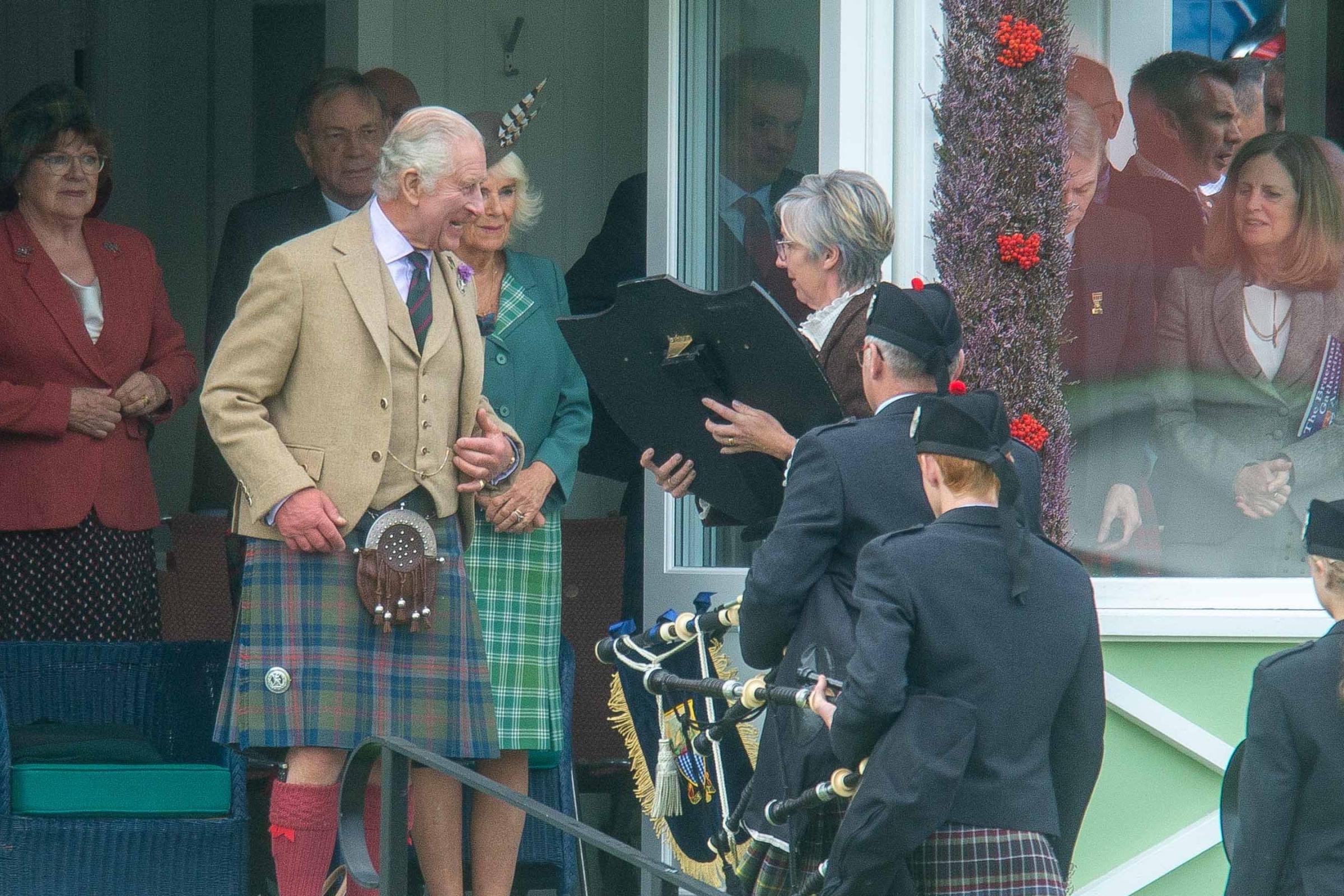 King presents award to Gordonstoun's pipe band | Norwich Evening News - Vimarsana News