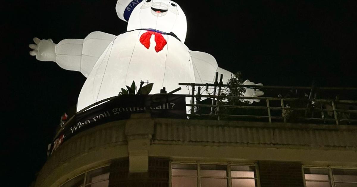 25 foot marshmallow man put up on Norwich night club roof - Vimarsana News