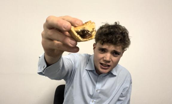 Norwich Evening News: Henry Durand with the Co-op mince pie voted the UK's best of 2023 by Which Norwich Evening News: Henry Durand with the Co-op mince pie voted the UK's best of 2023 by Which