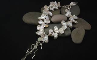 Neckless of Japanese pearls with aquamarines, sapphires, diamonds, moonstones, labradorite and seed pearls inspired by seaweed found on Holkham beach. Made by Lisa Bambridge of Stoned and Hammered